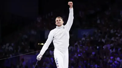 Ник Иткин празднует победу в бою за 3-е место на Олимпиаде