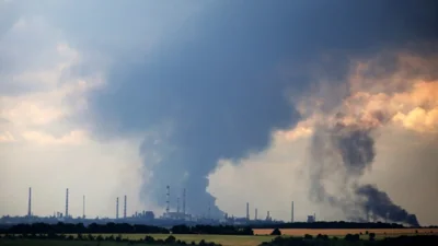 На Луганщині горять майданчики машинобудівного заводу, де окупанти зберігали техніку – Лисогор