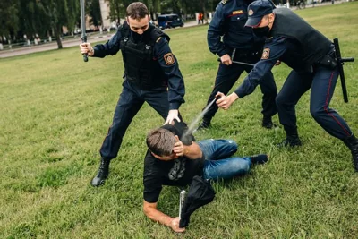 Силовики применяют насилие к беларусу. 2020 год. Фото из архива TUT.BY