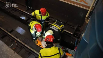Рятувальники дістали чоловіка з-під потяга метро у Києві: ампутації вдалося уникнути
