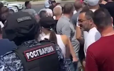 В Краснодаре сотни россиян вышли на протесты из-за отключения света и воды (видео)