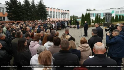 Александр Лукашенко на встрече с жителями агрогородка Парохонск Пинского района. 4 октября 2024 года. Фото: пресс-служба Лукашенко