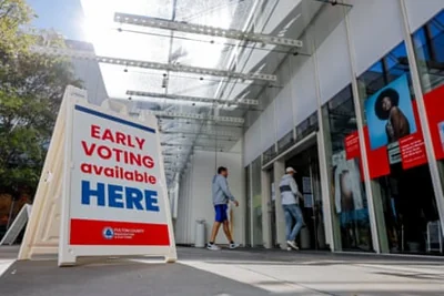 a sign saying early voting available here