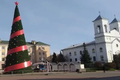 «Военная» звезда вместо Рождественской снова установлена на главной елке Бреста