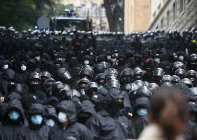 Силовики на протестах в Тбилиси против принятия скандального закона «О прозрачности иностранного влияния». Фото: Reuters