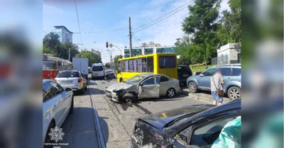 Протаранив десяток автівок: у Києві некерований трамвай спричинив масштабне ДТП