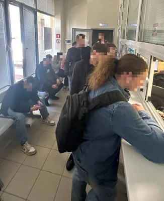 В Москве в ведущем экономическом университете России студентам старших курсов заблокировали пропуски в вуз, чтобы раздать повестки в военкомат
