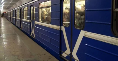 У метро Києва пасажир потрапив під потяг: рух червоною лінією відновлено