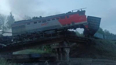 В Курской и Брянской области ночью рухнули мосты, поезда сошли с рельсов. Минимум 7 человек погибли, десятки ранены. Власти заявили о «подрыве»