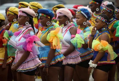 Члены танцевальной группы ждут своей очереди выступить во время ежегодного конкурса традиционных танцев Shisiya Ngoma в Дурбане, Южная Африка, 21 марта 2024 года. Фото: Reuters