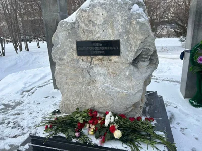 Цветы у памятника жертвам политических репрессий в Новосибирске