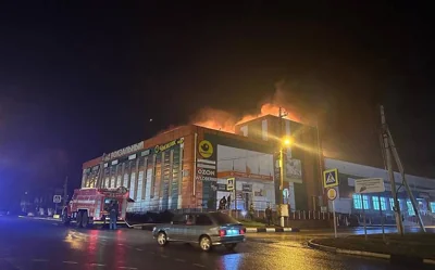 В Короче Белгородской области от удара дронов загорелась кровля ТЦ