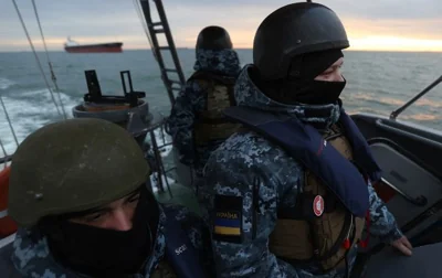 Моряки ВСУ спасли пятерых людей, которых в Одессе вынесло в открытое море