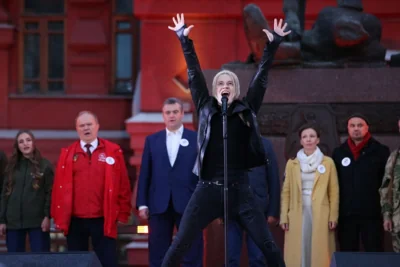 Путин сделал Z-певца Шамана заслуженным артистом России