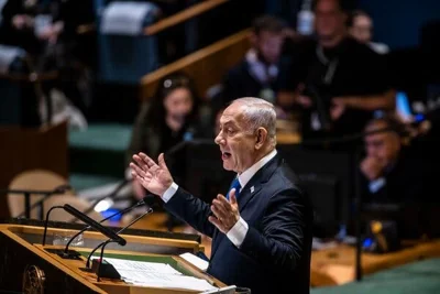 Benjamin Netanyahu speaks at the podium of the United Nations General Assembly.