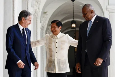 Philippines' President Ferdinand Marcos Jr. (center) talks to US Secretary of State Antony Blinken (left) and US Secretary of Defense Lloyd Austin during a courtesy visit at the Malacanang Palace in Manila on July 30, 2024. 