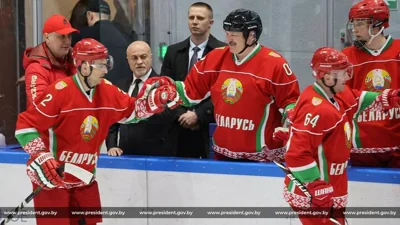 Александр Лукашенко принимает участие в финальной игре республиканской любительской хоккейной лиге. Минск, 10 апреля 2021 года. Фото: пресс-служба политика