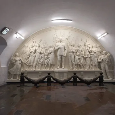 В московском метро открыли копию уничтоженного барельефа со Сталиным