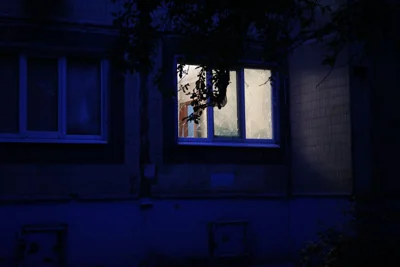 Выбитые после обстрела окна в квартире дома, 11 мая 2024 года. Фото: AFP / Scanpix / LETA