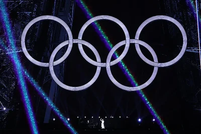 Открытие Олимпиады-2024 с двух ракурсов: удобная трибуна vs фан-сектор, где лезли на деревья