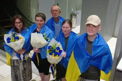 Николай Швец (крайний справа), который после обмена попал в Украину. Белорусско-украинская граница, 28 июня 2024 года. Фото: скриншот видео Офиса президента Украины