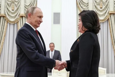 Russian President Vladimir Putin, left, shakes hands with North Korean Foreign Minister Choe Son-hui during a meeting in Moscow, Russia, Monday. Reuters-Yonhap