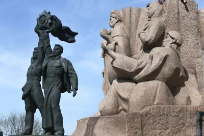 Скульптурна композиція тоді ще Арки дружби народів, Київ 13 квітня 2015 року