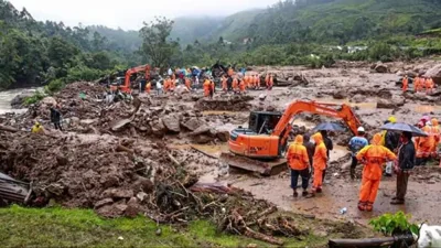  This file photo provided by the National Disaster Response Force (NDRF) shows rescuers at a spot after a landslide in Wayanad, India, July 30. AP-Yonhap 
