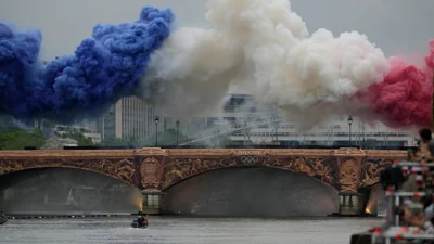 Дым в цветах французского флага во время открытия Олимпийских игр-2024