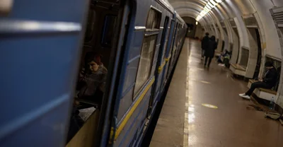 У Києві жінка потрапила під потяг метро: рух поїздів відновили, пасажирку ушпиталили