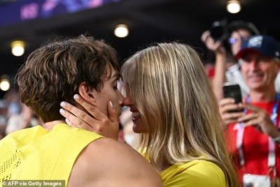 Sweden's Armand Duplantis embraces his girlfriend Desire Inglander after winning gold