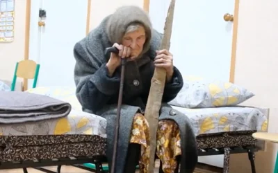 Йшла пішки 10 км: 98-річна бабуся врятувалась з окупованої частини Очеретиного – відео