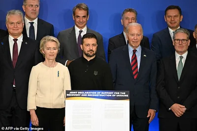 US President Joe Biden (2nd (R) poses alongside President Ursula von der Leyen of the European Commission (2nd L), Ukrainian President Volodymyr Zelensky (C) and British Prime Minister Keir Starmer (R) during an event supporting Ukraine