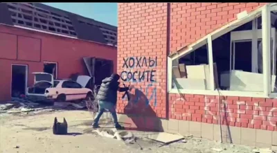 Z-рэпер Аким Апачев приехал в Суджу и расписал матом стены города с оскорблениями украинцев, назвав это «современным искусством»