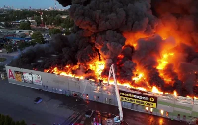 Польша официально обвинила Россию в поджоге торгового центра в Варшаве, в результате которого тот полностью сгорел