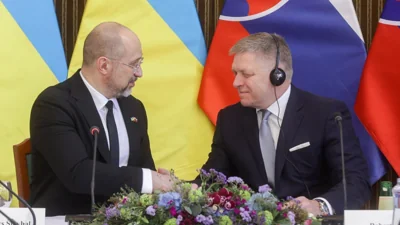 Прем'єр-міністр України Денис Шмигаль зі своїм словацьким колегою Робертом Фіцо, квітень 2024 року