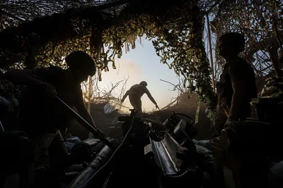 Ukrainian servicemen prepare to fire towards Russian positions at the frontline in the Donetsk region of Ukraine, 21 August, 2024