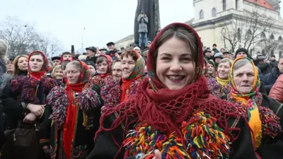 Українці на центральній площі біля пам'ятника Тарасові Шевченку в день гуцульської культури, у Львові