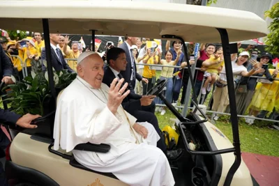 WARM WELCOME Pope Francis waves to volunteers on a buggy upon his arrival in Singapore, on Sept. 11, 2024. AP PHOTO