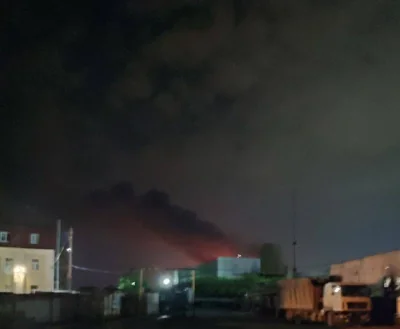 Рязанский НПЗ атакован ночью БПЛА, после атаки на заводе возник пожар, сообщают местные жители и публикуют кадры в социальных сетях