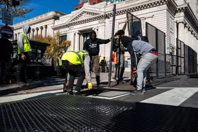 Workers erect anti-scale fencing around White House