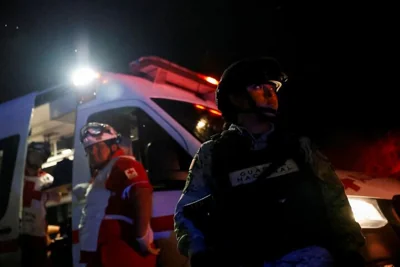 Солдаты стоят возле машин скорой помощи после того, как порыв ветра обрушил конструкцию, что привело к многочисленным жертвам и ранениям, на предвыборном мероприятии партии «Гражданское движение» в Сан-Педро-Гарса-Гарсия, Нуэво-Леон, Мексика, 22 мая 2024 