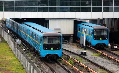 В Киеве мужчина бросил в вагон метро похожий на мину предмет