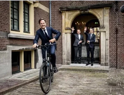 Бывший премьер-министр Голландии, будущий генсек НАТО Марк Рютте на велосипеде покидает свой пост