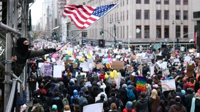В США прошли массовые протесты против политики Трампа