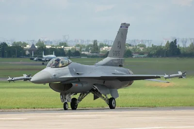 Зеленский подтвердил прибытие в Украину истребителей F-16