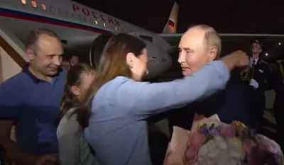 Путин в аэропорту «Внуково» встречает у трапа вернувшихся в Россию участников обмена