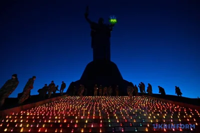 У Києві запалили 1 тис. свічок. Фото: «Твій Київ», «Укрінформ»