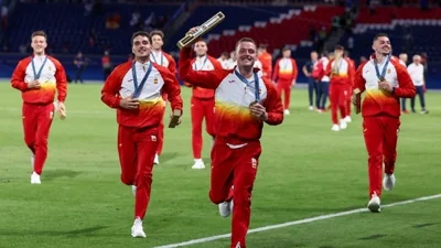 Spain's gold medallists celebrate after the men's final football match between France and Spain during the Paris 2024 Olympic Games at the Parc des Princes in Paris on August 9, 2024. (AFP)