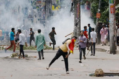 Protesters clash with Border Guard Bangladesh (BGB) and the police outside the state-owned Bangladesh Television as violence erupts across the country after anti-quota protests by students, in Dhaka, Bangladesh, July 19. Reuters-Yonhap